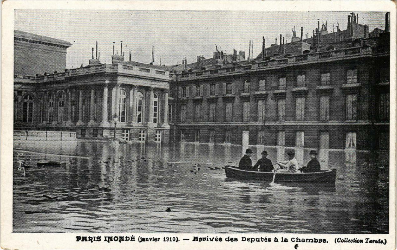 Carte postale ancienne Paris Arrivée des Deputes a la Chambre Inondations 1910 à Paris