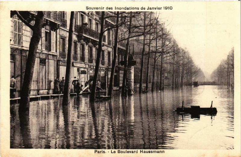 Carte postale ancienne Paris Le Boulevard Haussmann Inondations 1910 à Paris