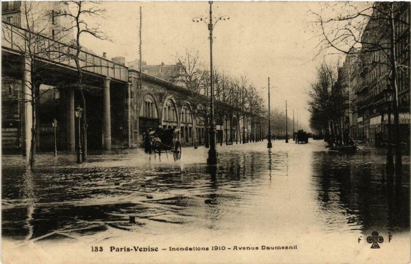 Carte postale ancienne Paris Avenue DauMESNIL Inondations 1910 à Paris