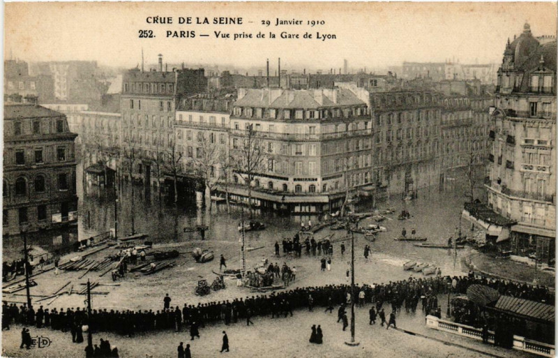 Carte postale ancienne Paris vue prise de la Gare de Lyon Inondations 1910 à Paris