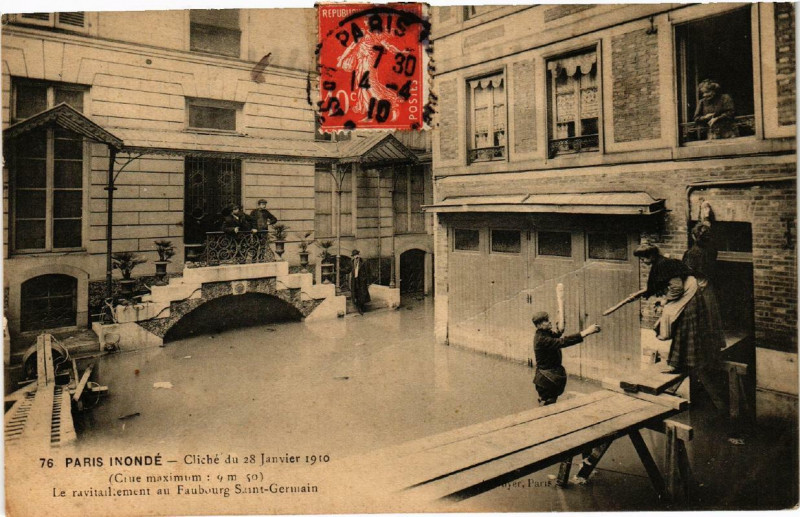 Carte postale ancienne Paris Le ravitaillement au Fb Saint-Germain Inondations 1910 à Paris