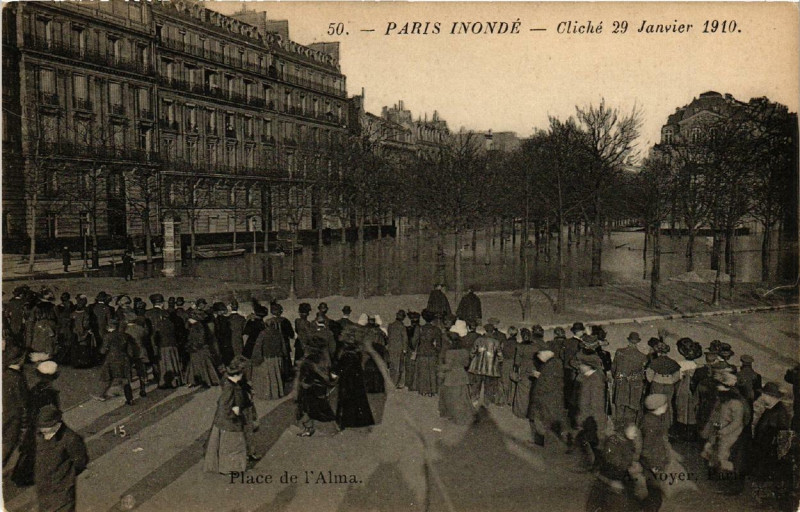 Carte postale ancienne Paris Place de l'Alma Inondations 1910 à Paris