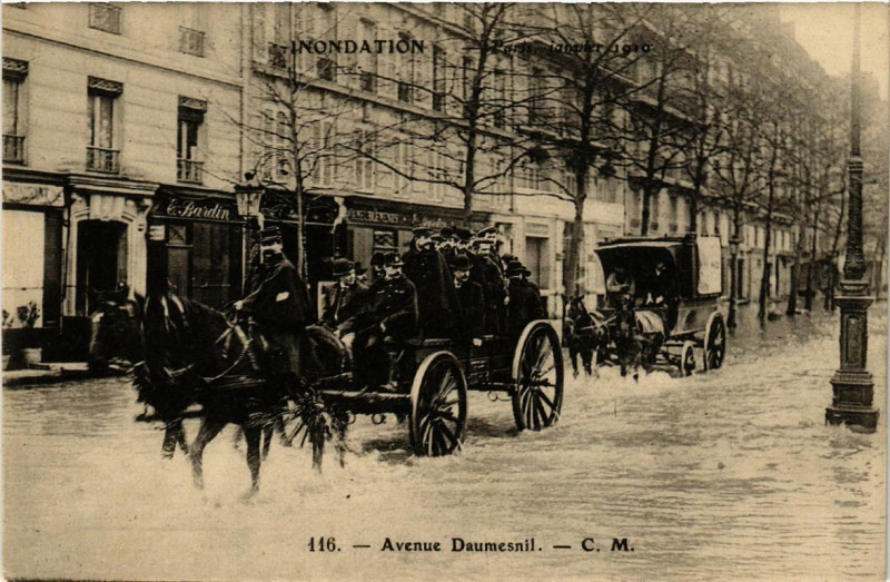 Carte postale ancienne Inondations de Paris, janvier 1910 - Avenue Daumesni à Paris 12e