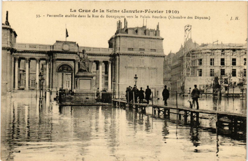 Carte postale ancienne Paris Passerelle etablie dans la Rue de Bourgogne Inondations 1910 à Paris