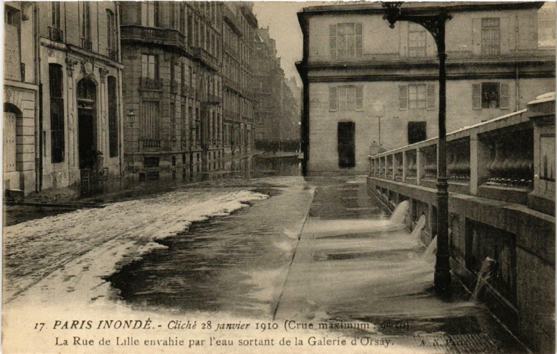 Carte postale ancienne Paris La rue de Lille Galerie d'Orsay Inondations 1910 à Paris