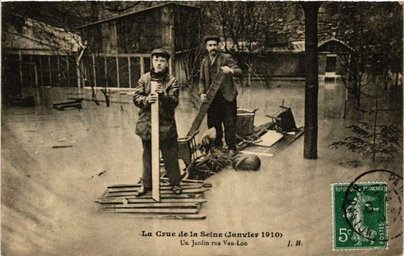 Carte postale ancienne La Crue de la Seine (Janvier 1910) - Un Jardin rue Van-Loo à Paris 16e