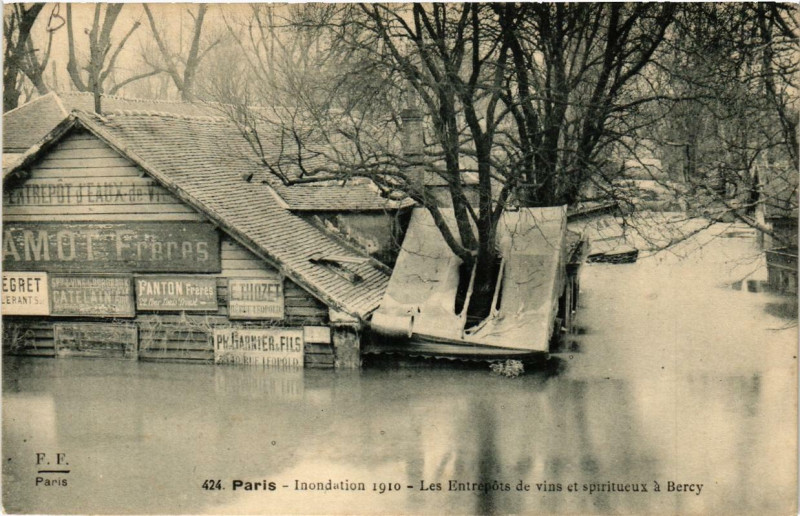 Carte postale ancienne Paris Le Entrepots de vins et spiritueux a Bercy Inondations 1910 à Paris