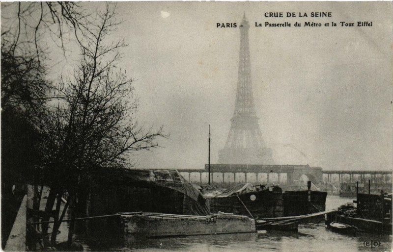 Carte postale ancienne Paris La Passerelle du Metro Inondations 1910 à Paris