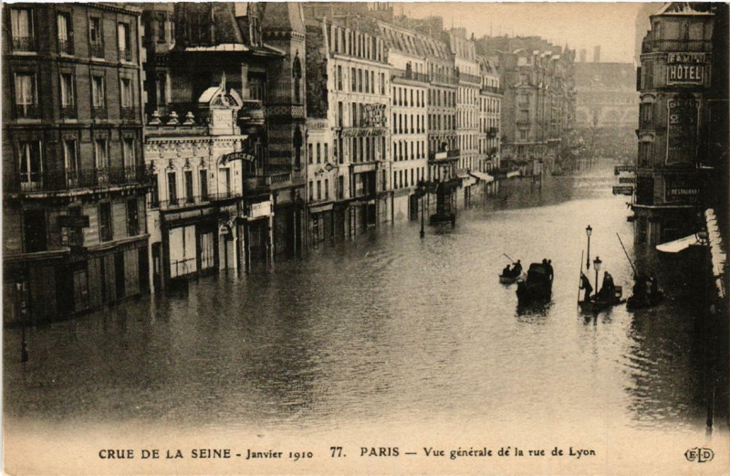 Carte postale ancienne Paris Vue générale de la rue de Lyon Inondations 1910 à Paris