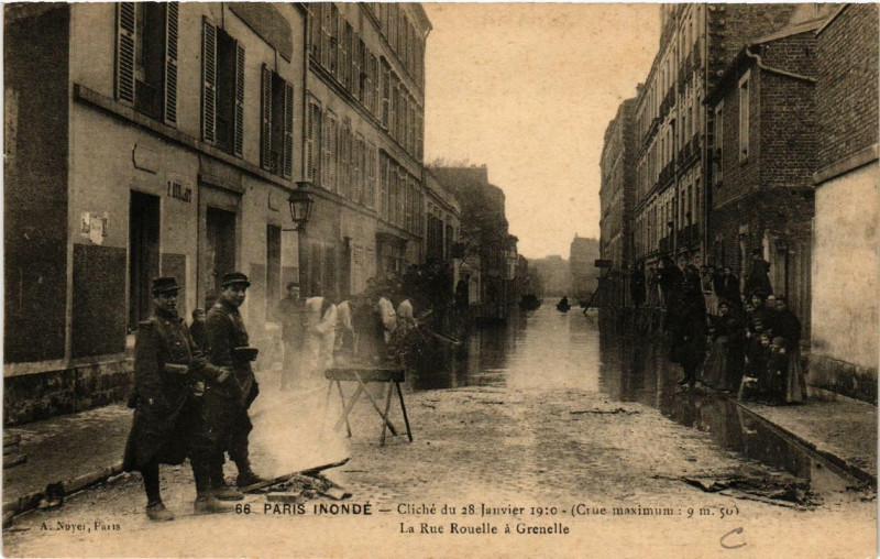 Carte postale ancienne Paris inondé - Cliché du 28 Janvier 1910 - La Rue Rouelle à Grenelle à Paris 15e