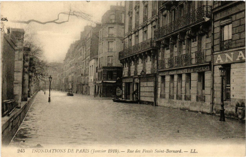 Carte postale ancienne Paris Rue des Fosses Saint-Bernard Inondations 1910 à Paris