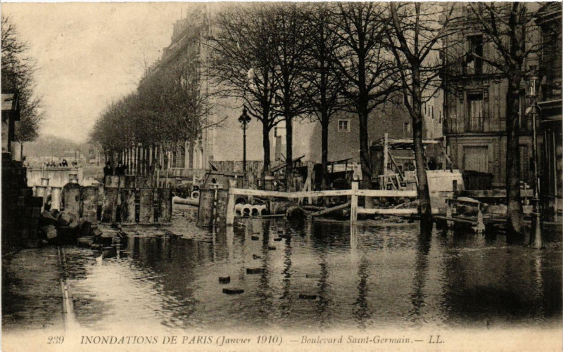 Carte postale ancienne Paris Boulevard Saint-Germain Inondations 1910 à Paris