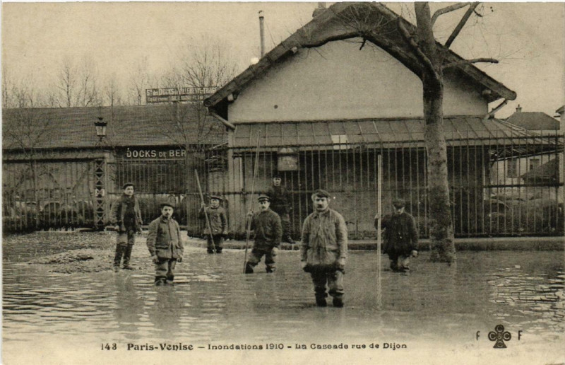 Carte postale ancienne Paris La Cascade rue de Dijon Inondations 1910 à Paris