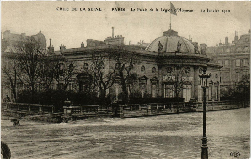 Carte postale ancienne Paris Le Palais de la Legion d'Honneur Inondations 1910 à Paris