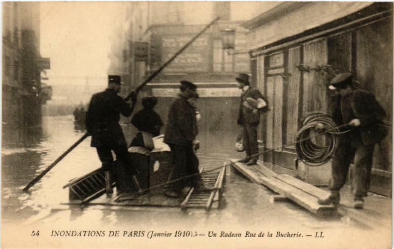 Carte postale ancienne Paris Un Radeau Rue de la Bucherie Inondations 1910 à Paris