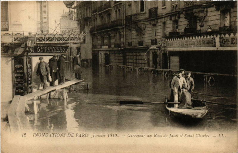 Carte postale ancienne Inondations de Paris Janvier 1910 - Carrefour des Rues de Javel et Saint-Charles à Paris 15e