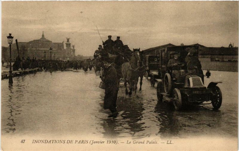 Carte postale ancienne Paris Le Grand Palais Inondations 1910 à Paris