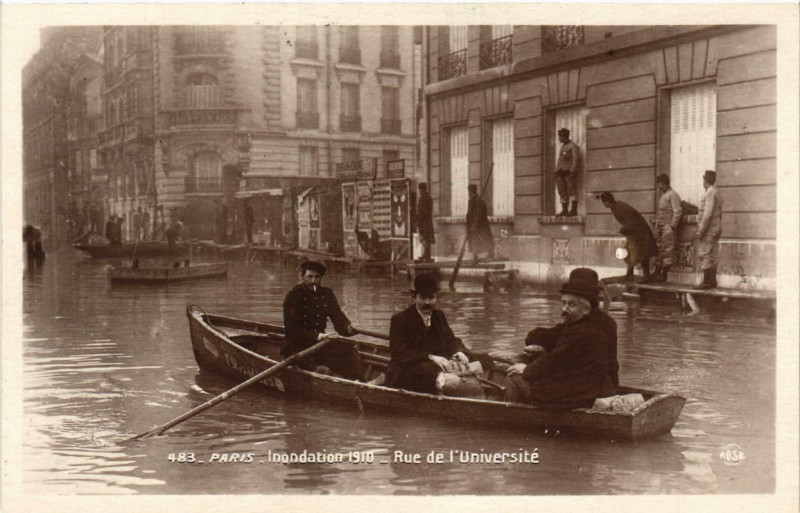 Carte postale ancienne Paris Rue de l'Universite Inondations 1910 à Paris