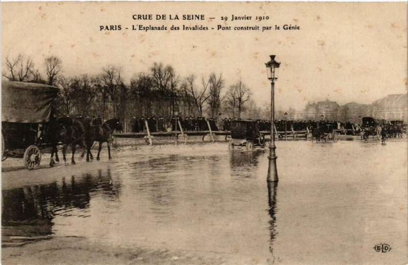 Carte postale ancienne Paris L'Esplanade des Invalides Pont par le Genie Inondations 1910 à Paris