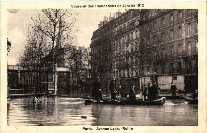 Carte postale ancienne Paris Avenue Ledru-Rollin Inondations 1910 à Paris