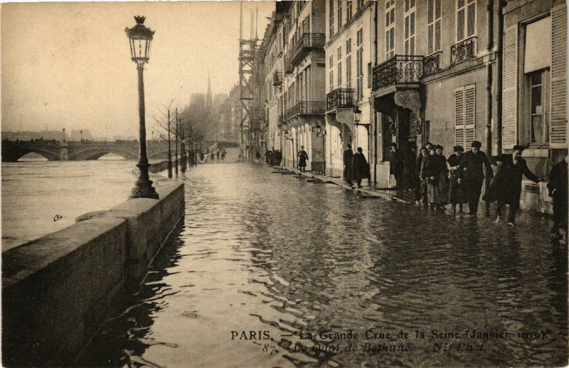 Carte postale ancienne Paris Quai de Bethune Inondations 1910 à Paris