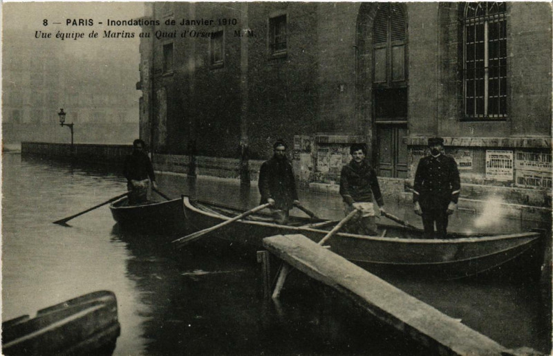 Carte postale ancienne Paris Une equipe de Marins au Quai d'Orsay Inondations 1910 à Paris