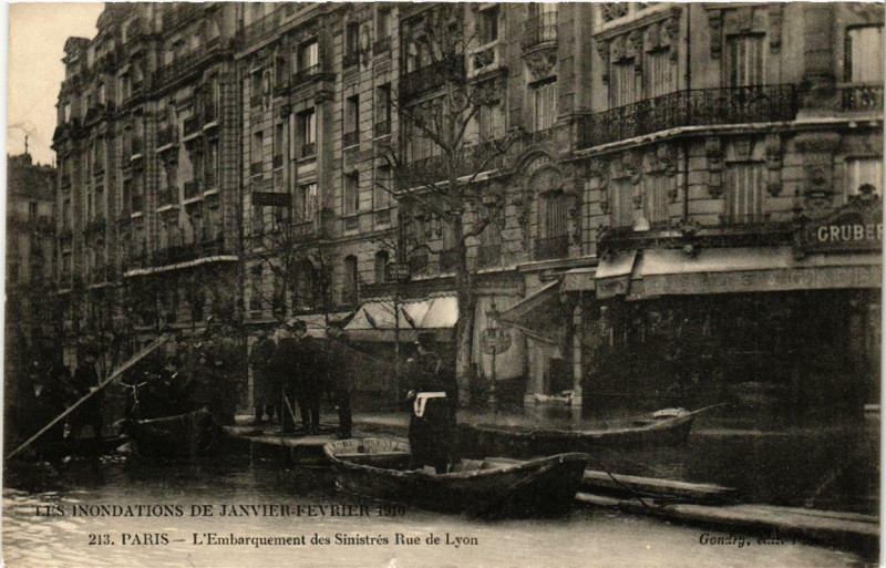 Carte postale ancienne Paris L'Embarquqment des Sinistres Inondations 1910 à Paris