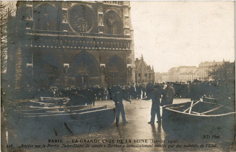 Carte postale ancienne Paris Arrivée sur le Parvis de N.-D. Inondations 1910 à Paris