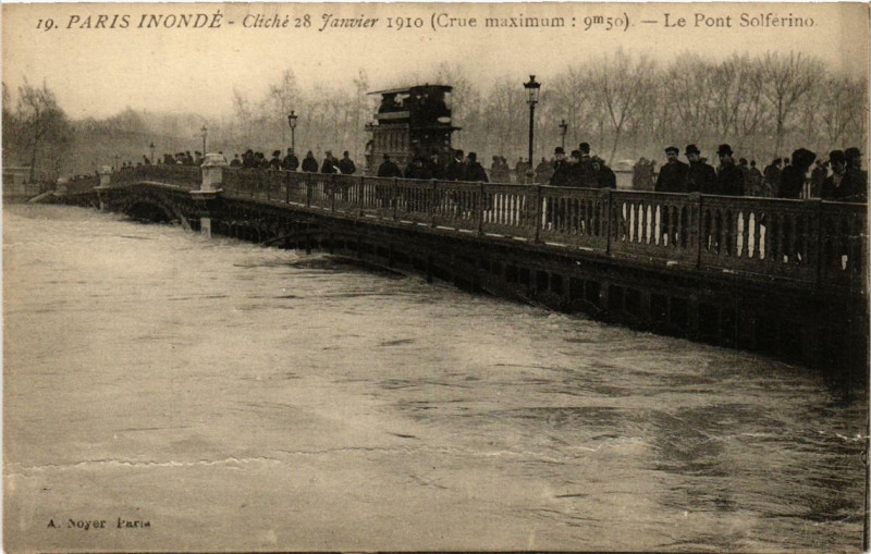 Carte postale ancienne Paris Le Pont Solferino Inondations 1910 à Paris