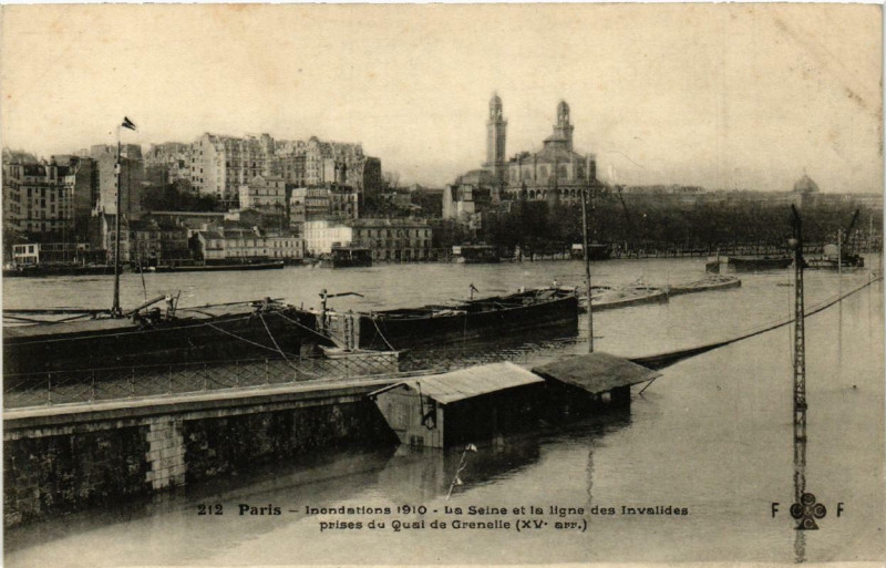 Carte postale ancienne Paris La Seine et la ligne des Invalides Inondations 1910 à Paris