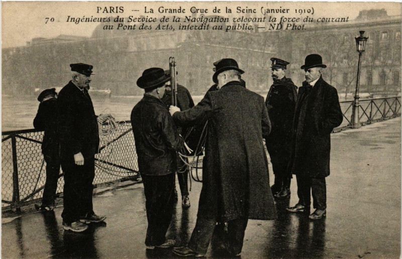 Carte postale ancienne Paris Ingenieurs du Service de la Navigation Inondations 1910 à Paris