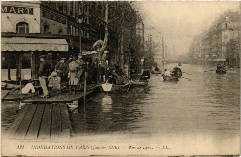Carte postale ancienne Inondations de Paris (Janvier 1910) - Rue de Lyon à Paris 12e