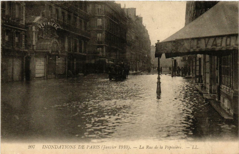 Carte postale ancienne Paris La rue de la Pepiniere Inondations 1910 à Paris