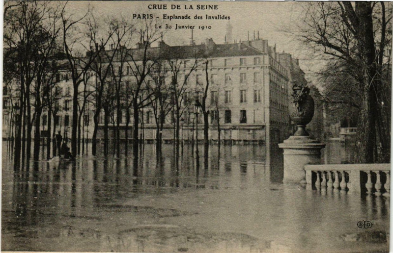 Carte postale ancienne Paris Esplanade des Invalides Inondations 1910 à Paris