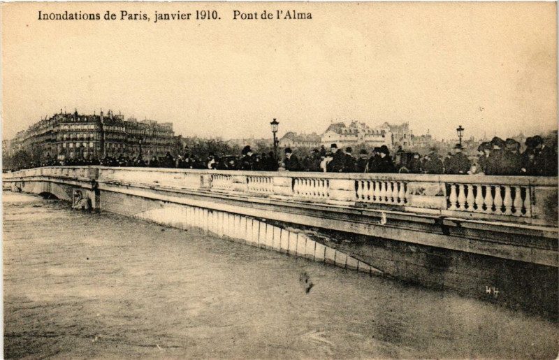 Carte postale ancienne Paris Pont de l'Alma Inondations 1910 à Paris