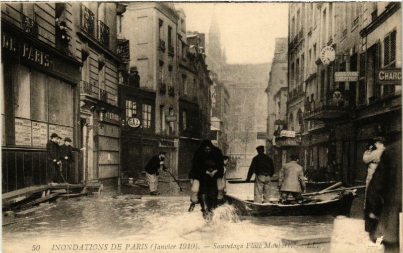 Carte postale ancienne Paris Sauvetage Place Maubert Inondations 1910 à Paris
