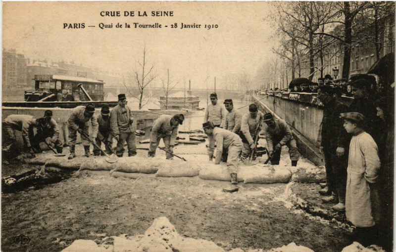 Carte postale ancienne Paris Quai de la Tournelle Inondations 1910 à Paris