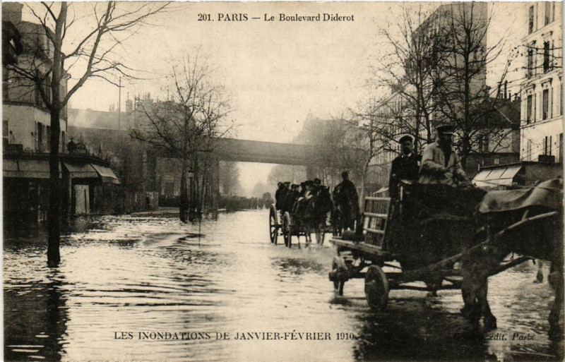 Carte postale ancienne Paris Le Boulevard Diderot Inondations 1910 à Paris