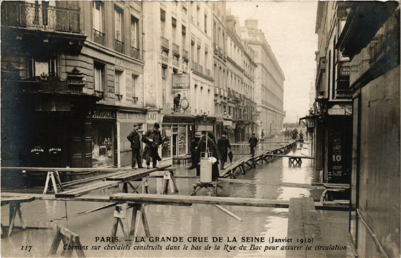 Carte postale ancienne Paris Chemins sur chevalets Rue du Bac Inondations 1910 à Paris