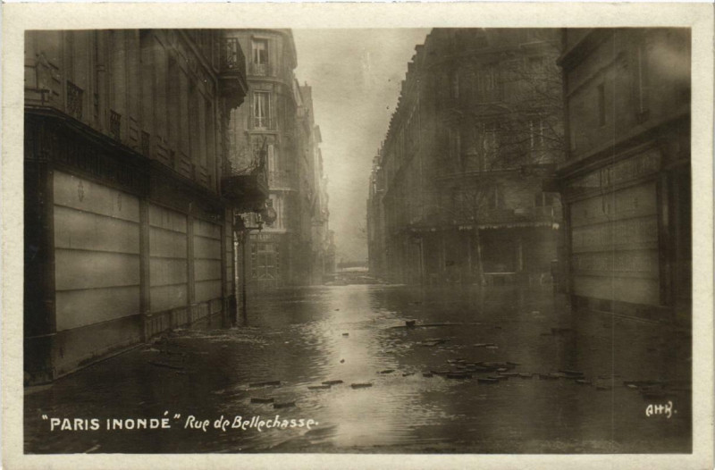 Carte postale ancienne Paris Rue de Bellechasse Inondations 1910 à Paris