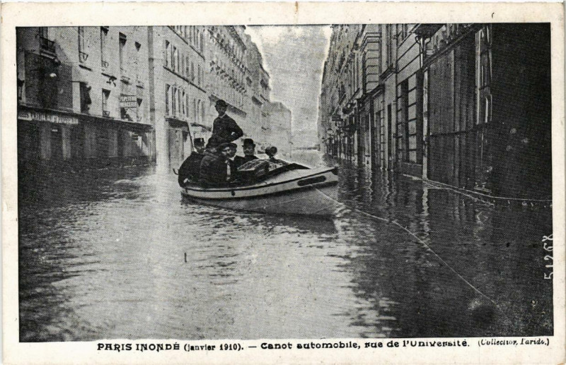 Carte postale ancienne Paris Canot automobile rue de l'Universite Inondations 1910 à Paris