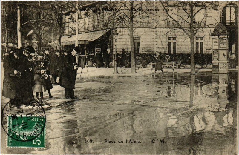 Carte postale ancienne Paris Place de l'Alma Inondations 1910 à Paris