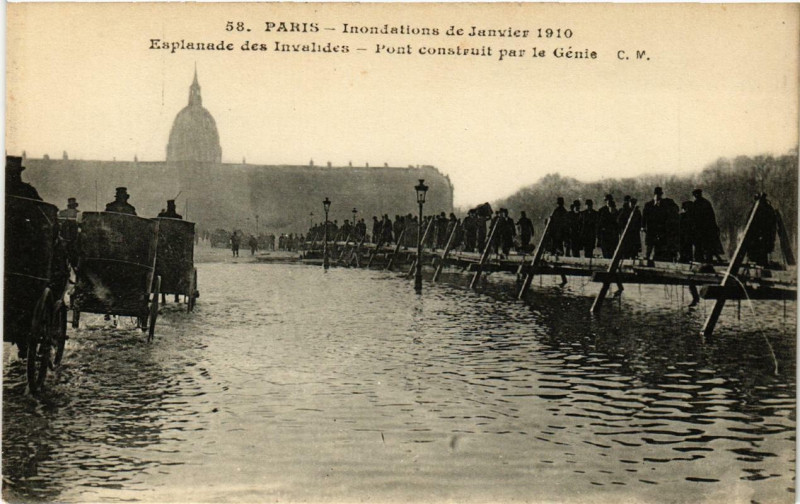 Carte postale ancienne Paris Esplanade des Invalides Pont par le Genie Inondations 1910 à Paris