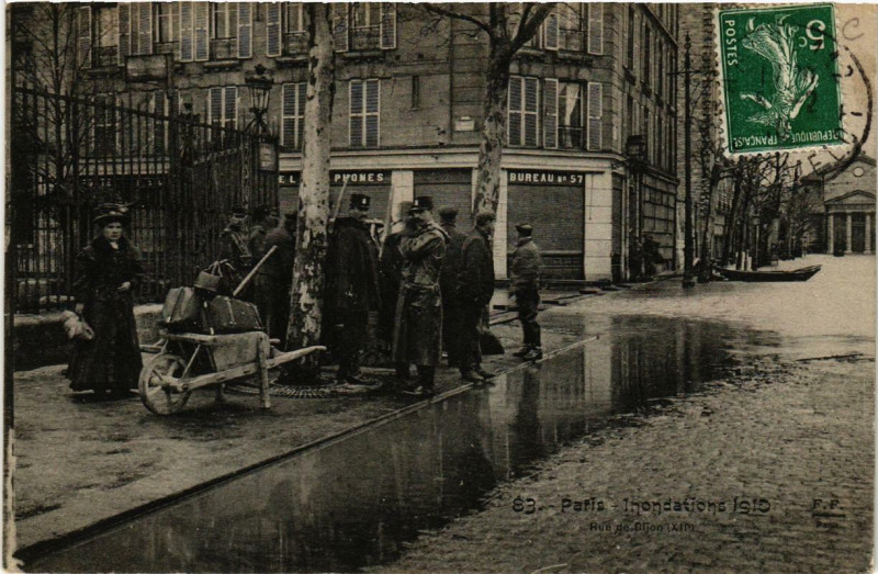 Carte postale ancienne Paris Rue de Dijon Inondations 1910 à Paris