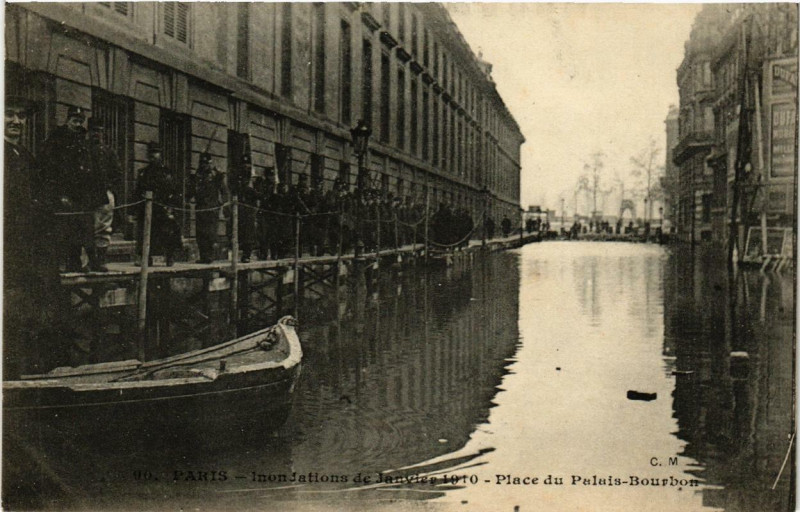 Carte postale ancienne Paris Place du Palais Bourbon Inondations 1910 à Paris