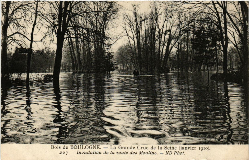 Carte postale ancienne Paris Rue des Moulins Inondations 1910 à Paris