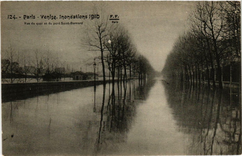 Carte postale ancienne Paris vue du Quai et du Pont Saint-Bernard Inondations 1910 à Paris