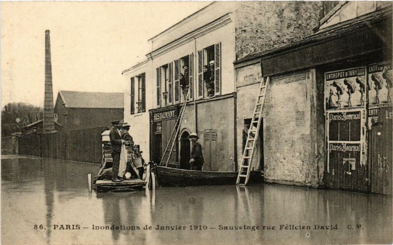 Carte postale ancienne Inondations de Janvier 1910 - Sauvetage rue Félicien David à Paris 16e