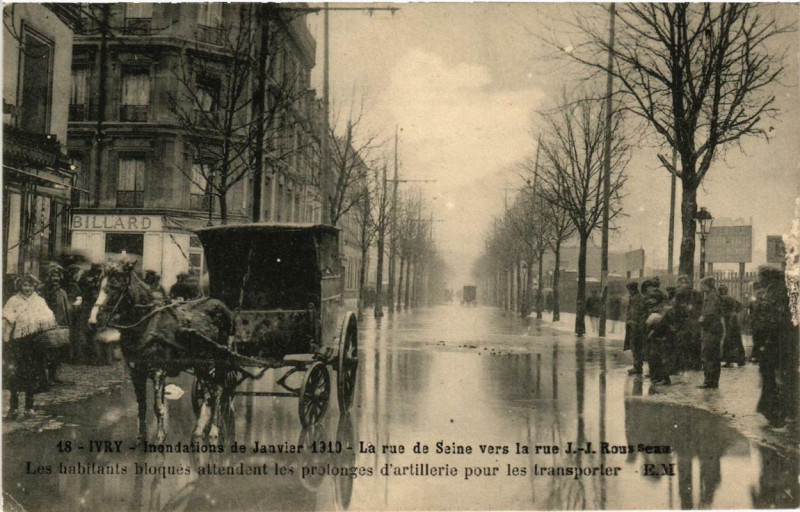 Carte postale ancienne Paris La rue de Seine vers la rue J.-J. Rousseau Inondations 1910 à Paris
