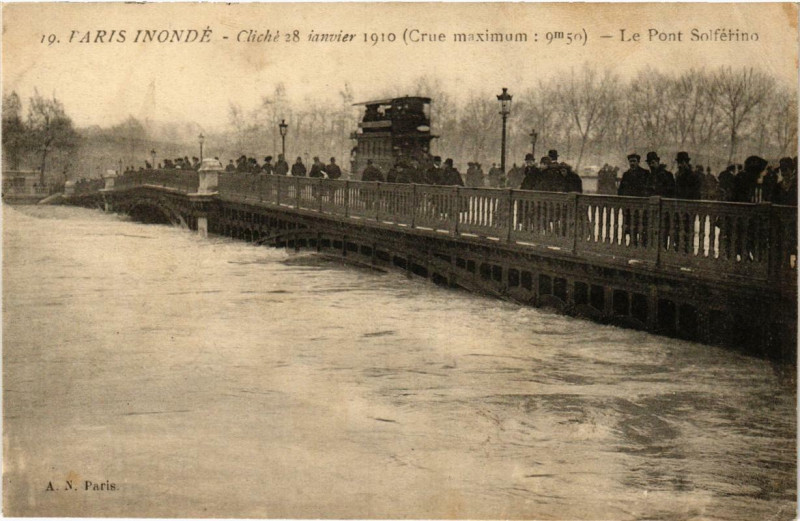 Carte postale ancienne Paris Le Pont Solferino Inondations 1910 à Paris